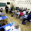 Osoby dwujęzyczne częściej się nim posługują, gdyż dzięki jego pomocy nie dochodzi w ich głowie do m