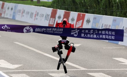 Humanoidalny robot Honor Shandian dociera do mety półmaratonu w Pekinie, 19 kwietnia 2026 r.