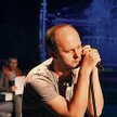 Harry (Marcin Tyrol) do mikrofonu wykrzykuje swoje zarzuty wobec świata
