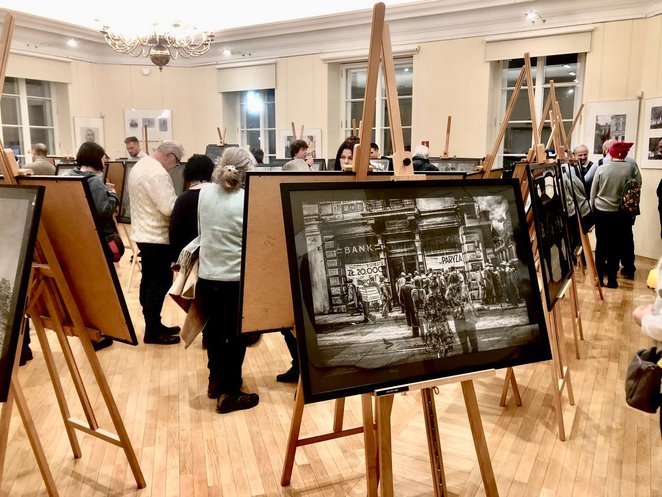 Robert Wilczyński stworzył fotografie ustawiając się w tych samych miejscach, w których stali fotogr
