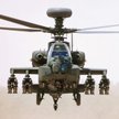 Śmigłowiec bojowy AH-64D Apache ze stacją radiolokacyjną Longbow zamontowaną nad wirnikiem.