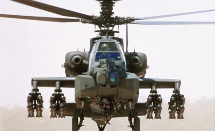 Śmigłowiec bojowy AH-64D Apache ze stacją radiolokacyjną Longbow zamontowaną nad wirnikiem.