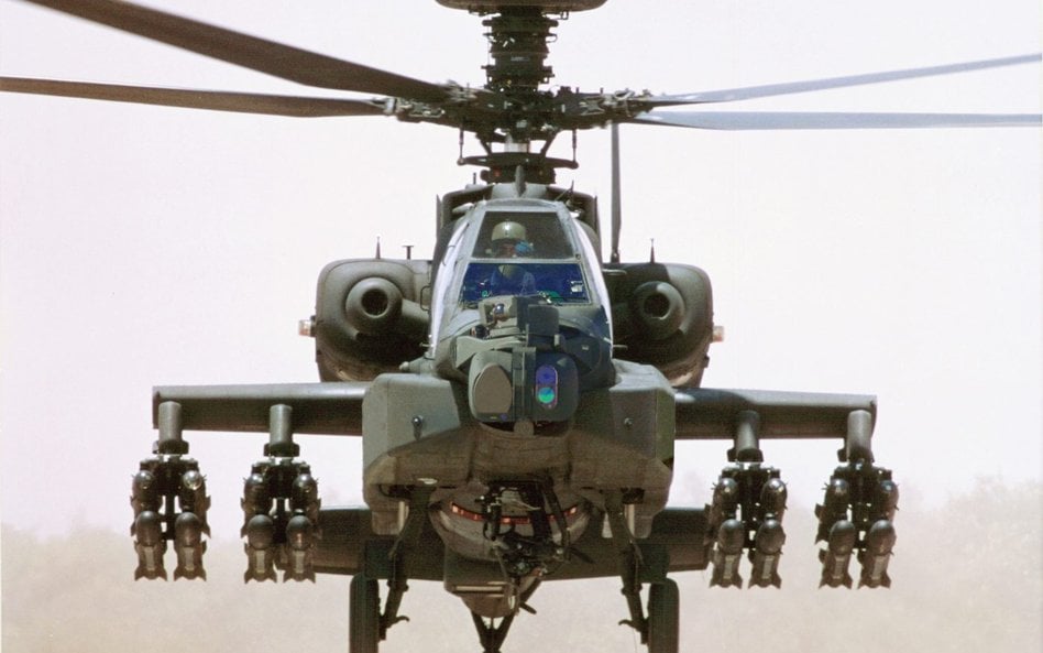 Śmigłowiec bojowy AH-64D Apache ze stacją radiolokacyjną Longbow zamontowaną nad wirnikiem.