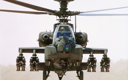 Śmigłowiec bojowy AH-64D Apache ze stacją radiolokacyjną Longbow zamontowaną nad wirnikiem. Fot./US 