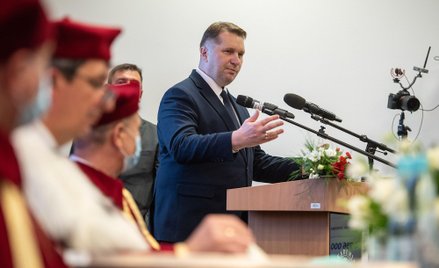 Minister edukacji i nauki i Przemysław Czarnek podczas inauguracji roku akademickiego na Akademii Za