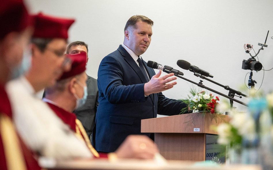 Minister edukacji i nauki i Przemysław Czarnek podczas inauguracji roku akademickiego na Akademii Za