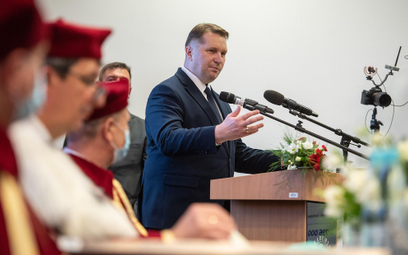 Minister edukacji i nauki i Przemysław Czarnek podczas inauguracji roku akademickiego na Akademii Za