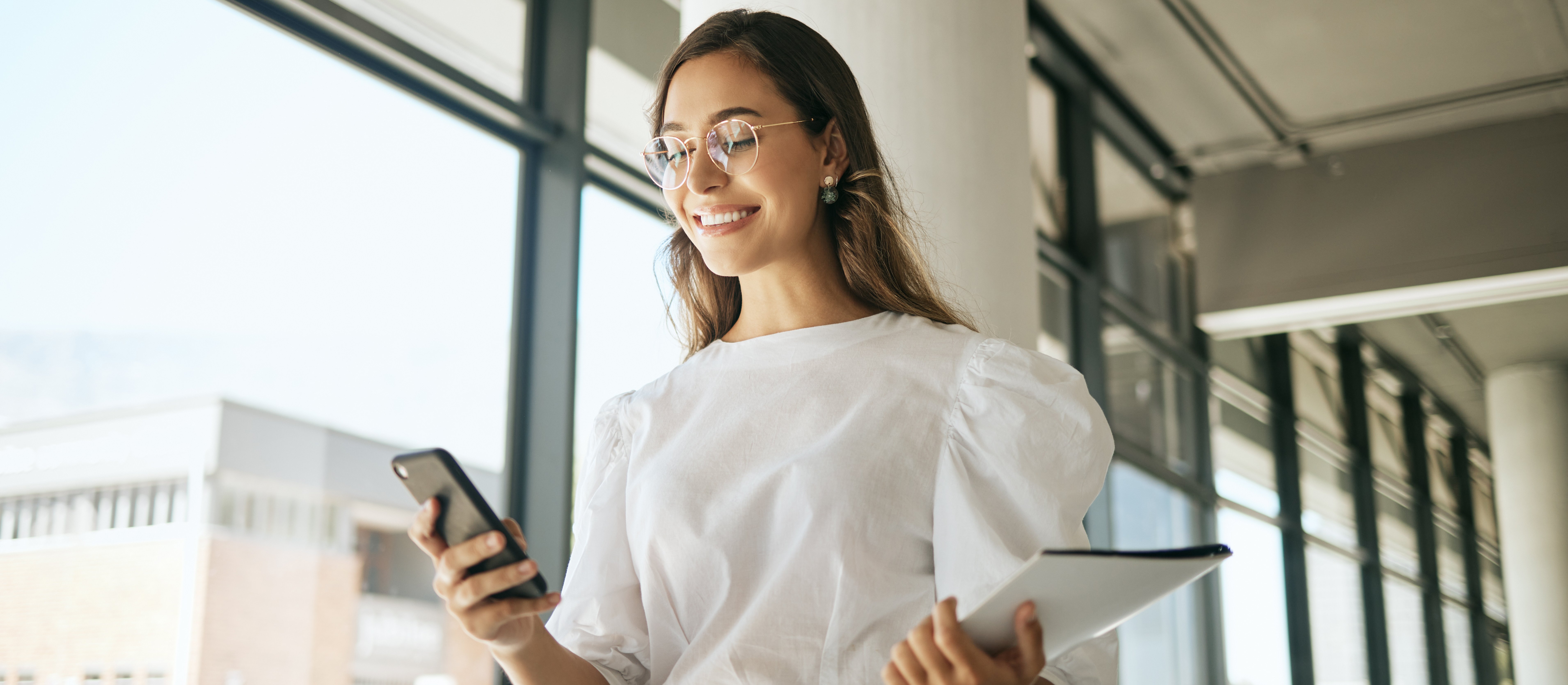 Kobiety w mediach: nowy raport ujawnia trwałość stereotypów i gigantyczne dysproporcje płci