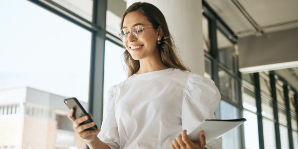 Kobiety w mediach: nowy raport ujawnia trwałość stereotypów i gigantyczne dysproporcje płci