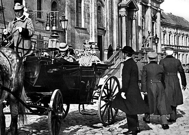 „Lalka” z 1968 roku, w roli Izabeli Łęckiej Beata Tyszkiewicz, a w tle Kościół św. Krzyża