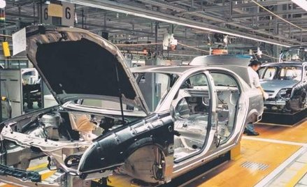 Z powodu braku półprzewodników wiele fabryk aut na całym świecie musiało okresowo wstrzymać lub ogra