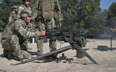 Ukraiński oficer strzela z amerykańskiego automatycznego granatnika MK19 podczas ćwiczeń wojskowych 