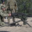 Ukraiński oficer strzela z amerykańskiego automatycznego granatnika MK19 podczas ćwiczeń wojskowych 