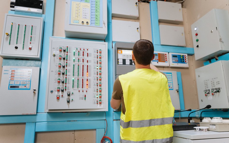 Kompetencje kontrolne operatorów sieciowych względem odbiorców