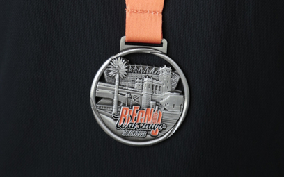 Taki medal dostaną uczestnicy tegorocznej edycji "Biegnij Warszawo"