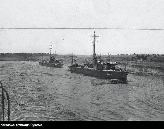 Tzw. monitory rzeczne: ORP „Horodyszcze” i ORP „Warszawa” na rzece Prypeci (przełom lat 20. i 30. XX