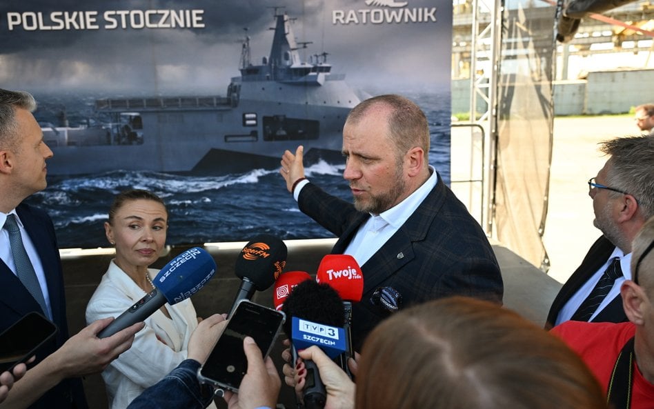 Prezes zarządu PGZ Stoczni Wojennej Marcin Ryngwelski na terenie Stoczni Wulkan w Szczecinie