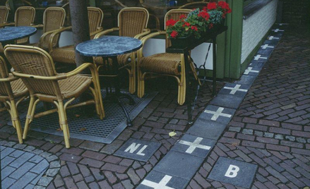 Kawiarnia na granicy holendersko-belgijskiej. Holandia z lewej