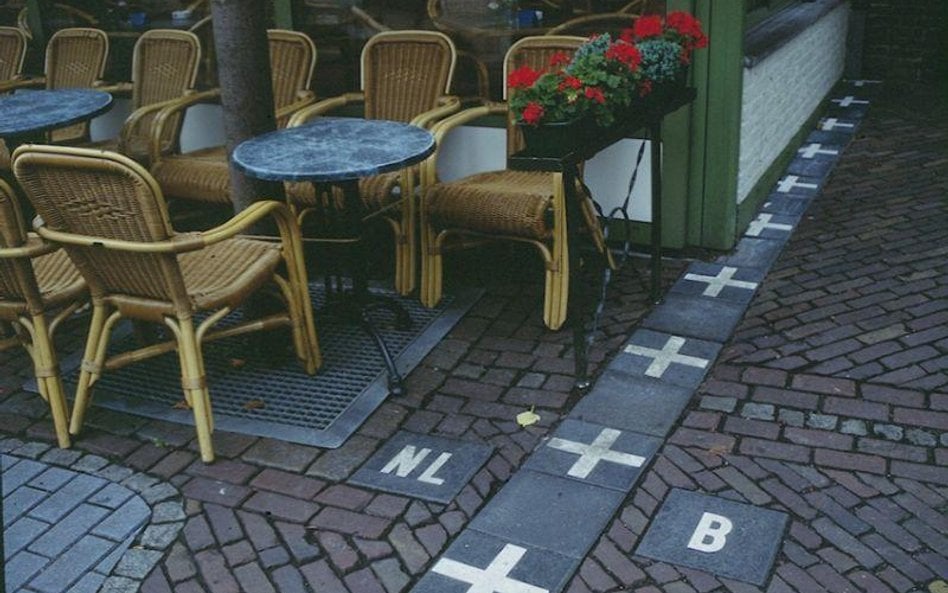 Kawiarnia na granicy holendersko-belgijskiej. Holandia z lewej