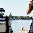 Humanoidalny robot Edward Warchocki na tle polskich okrętów w Świnoujściu.