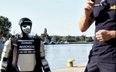 Humanoidalny robot Edward Warchocki na tle polskich okrętów w Świnoujściu.