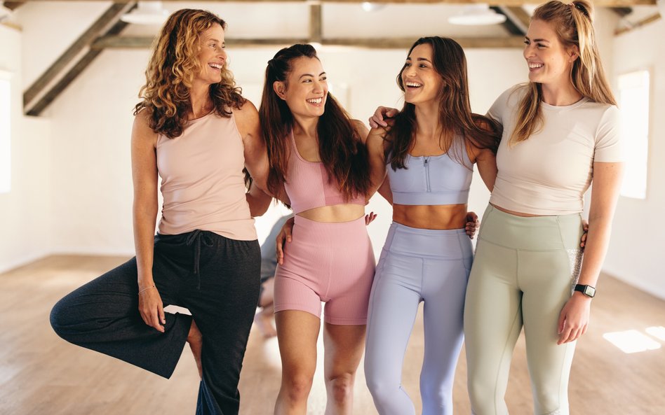 Kobiety częściej niż mężczyźni biorą udział w zajęciach grupowych w klubach fitness.