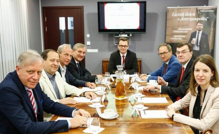 Uczestnicy debaty w redakcji „Rzeczpospolitej” i jej prowadzący red. Bartosz Kwiatek z Polsat News