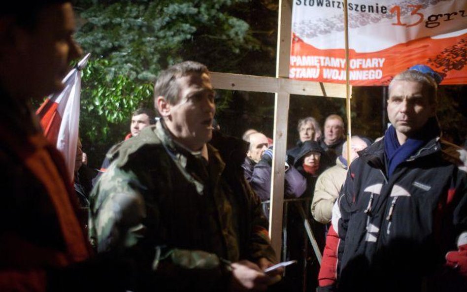 Protest przed domem generała Jaruzelskiego w rocznicę wprowadzenia stanu wojennego. W tym roku zgrom