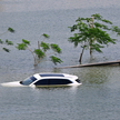 Wiele pojazdów znalazło się prawie całkowicie pod wodą
