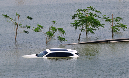 Wiele pojazdów znalazło się prawie całkowicie pod wodą