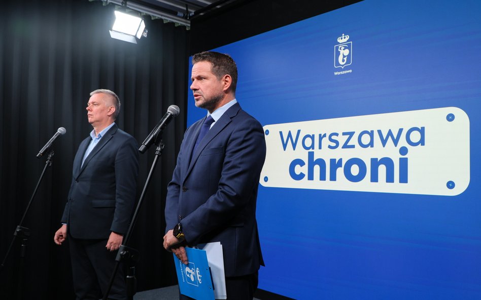 Minister spraw wewnętrznych i administracji Tomasz Siemoniak i prezydent Warszawy Rafał Trzaskowski