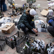 Kijów. Mieszkańcy przygotowują koktajle Mołotowa