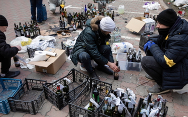 Kijów. Mieszkańcy przygotowują koktajle Mołotowa