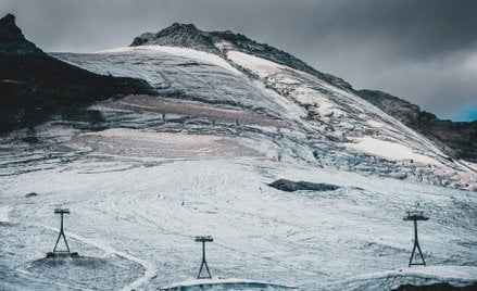W Zermatt dotąd można było jeździć na nartach także w szczycie sezonu letniego. W tym roku okazało s