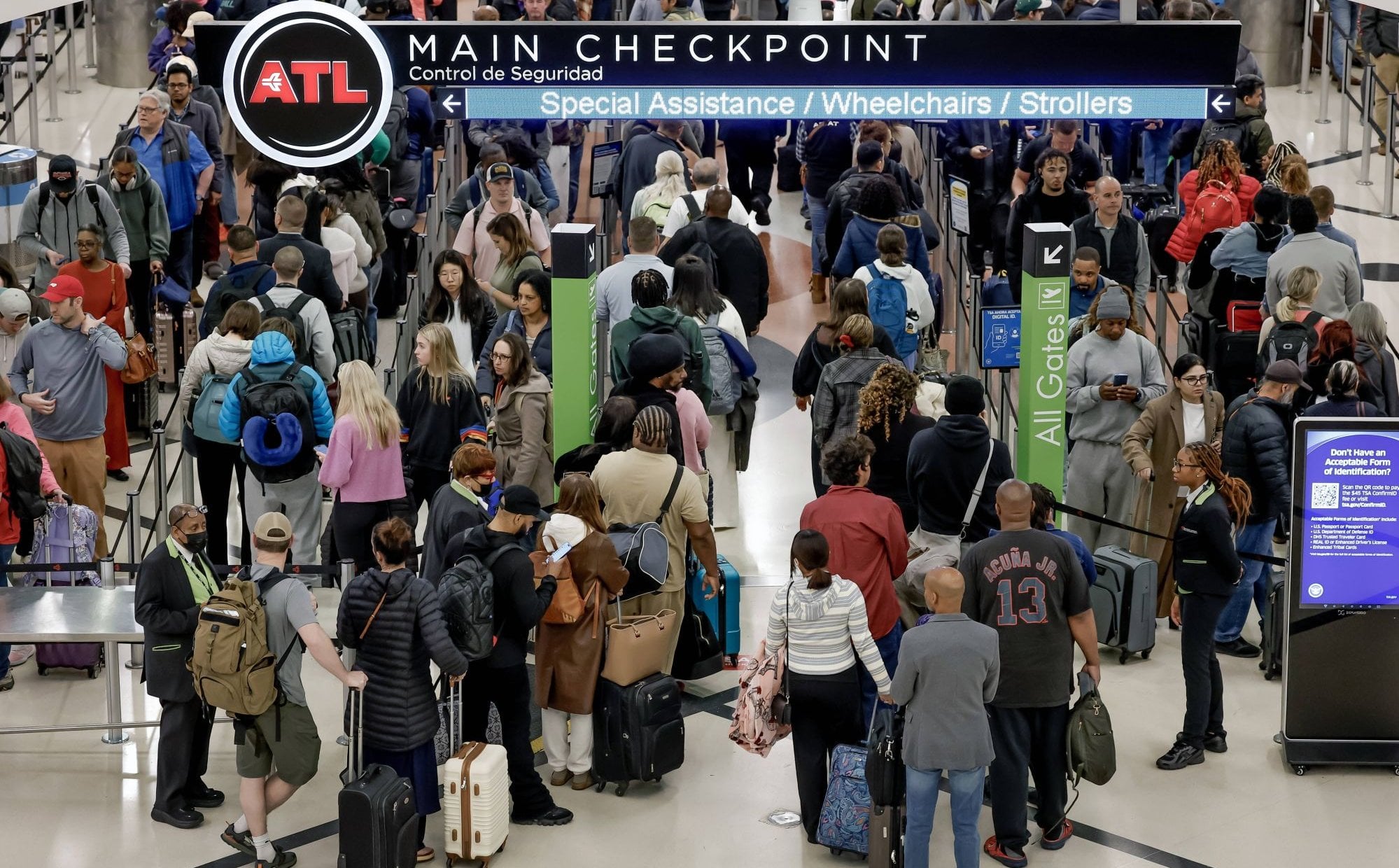 Record number of air passengers in the world. Which airports had the most of them?