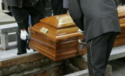 Sąd: zadośćuczynienie dla więźnia za spóźnienie na pogrzeb matki