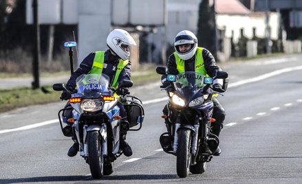 W niektórych sytuacjach policjant zobowiązany jest pełnić służbę dłużej, niż przewidują to normy okr