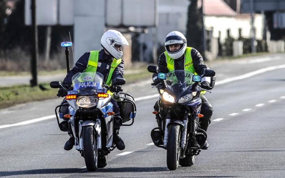 W niektórych sytuacjach policjant zobowiązany jest pełnić służbę dłużej, niż przewidują to normy okr