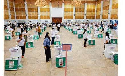 Przygotowania lokalu wyborczego do głosowania, Bangkok, 13 maja 2023 r.