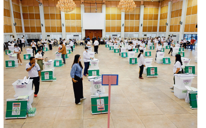 Przygotowania lokalu wyborczego do głosowania, Bangkok, 13 maja 2023 r.