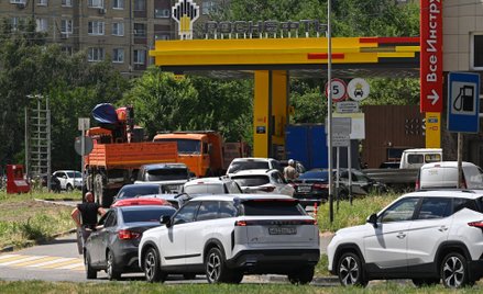 Kolejce na stacji benzynowej Rosnieftu w Rostowie nad Donem