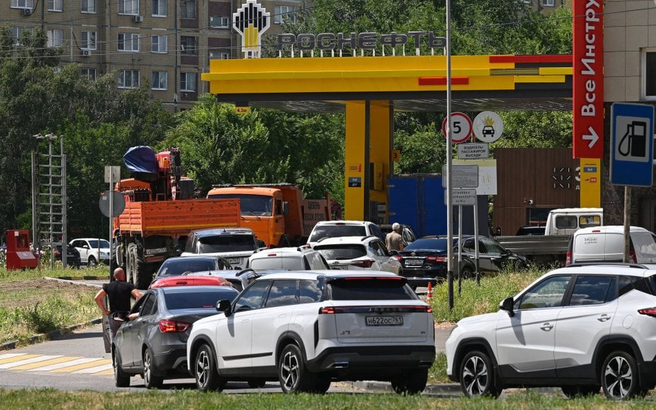 Kolejce na stacji benzynowej Rosnieftu w Rostowie nad Donem