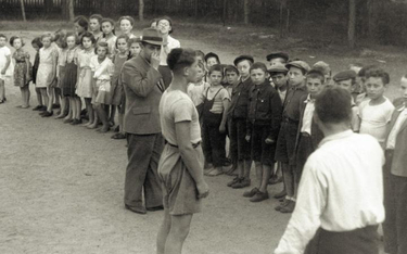 Dzieci żydowskie z Domu Dziecka w Soplicowie, część wychowanków wywodziła się z rodzin ortodoksyjnyc