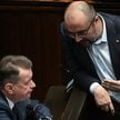 Wiceprezes PiS Mariusz Błaszczak i poseł PiS Paweł Jabłoński (P) na sali posiedzeń Sejmu