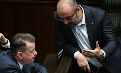 Wiceprezes PiS Mariusz Błaszczak i poseł PiS Paweł Jabłoński (P) na sali posiedzeń Sejmu