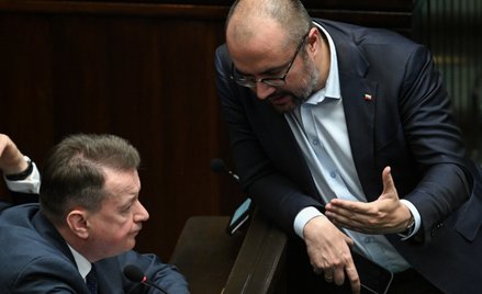 Wiceprezes PiS Mariusz Błaszczak i poseł PiS Paweł Jabłoński (P) na sali posiedzeń Sejmu