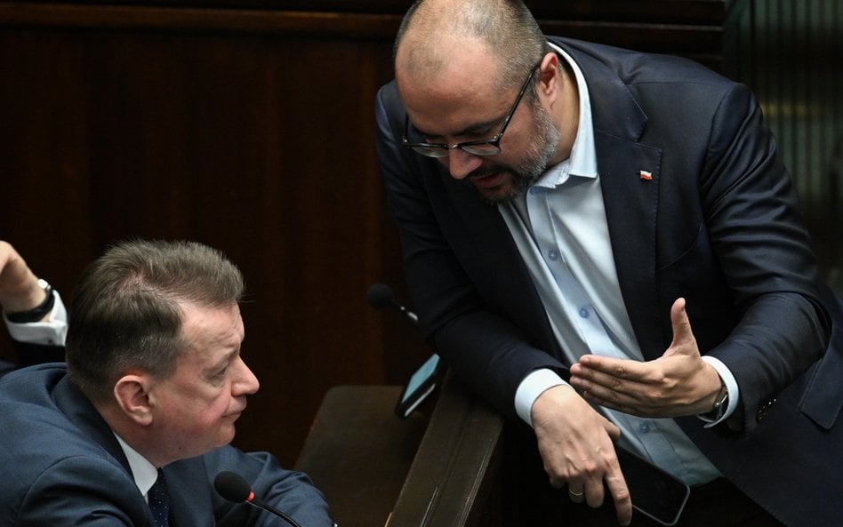 Wiceprezes PiS Mariusz Błaszczak i poseł PiS Paweł Jabłoński (P) na sali posiedzeń Sejmu
