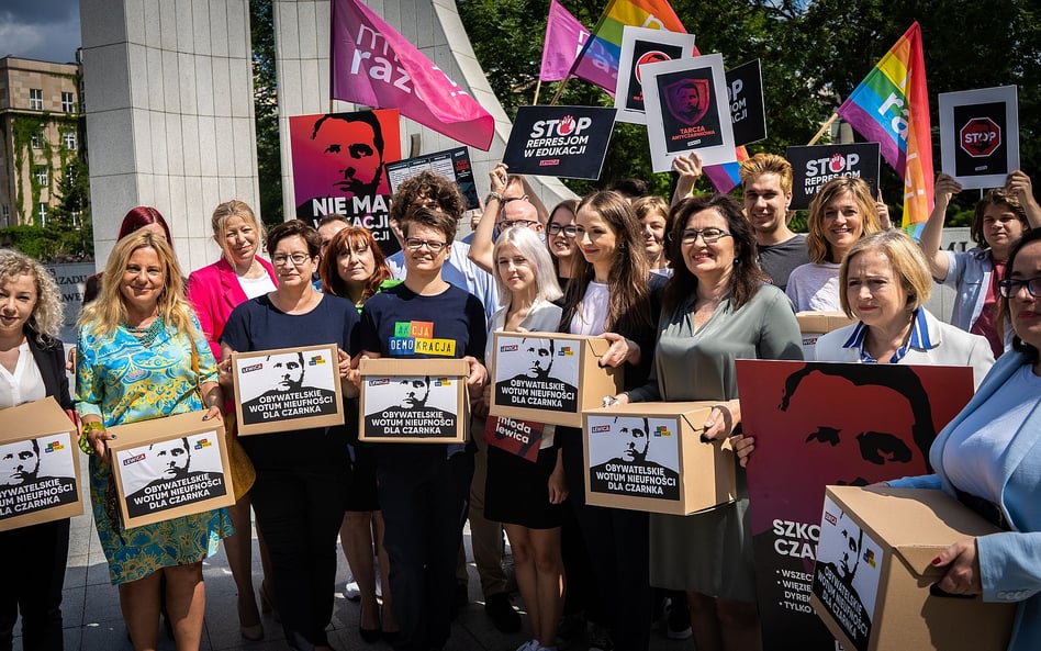 Sto tysięcy podpisów za odwołaniem Czarnka