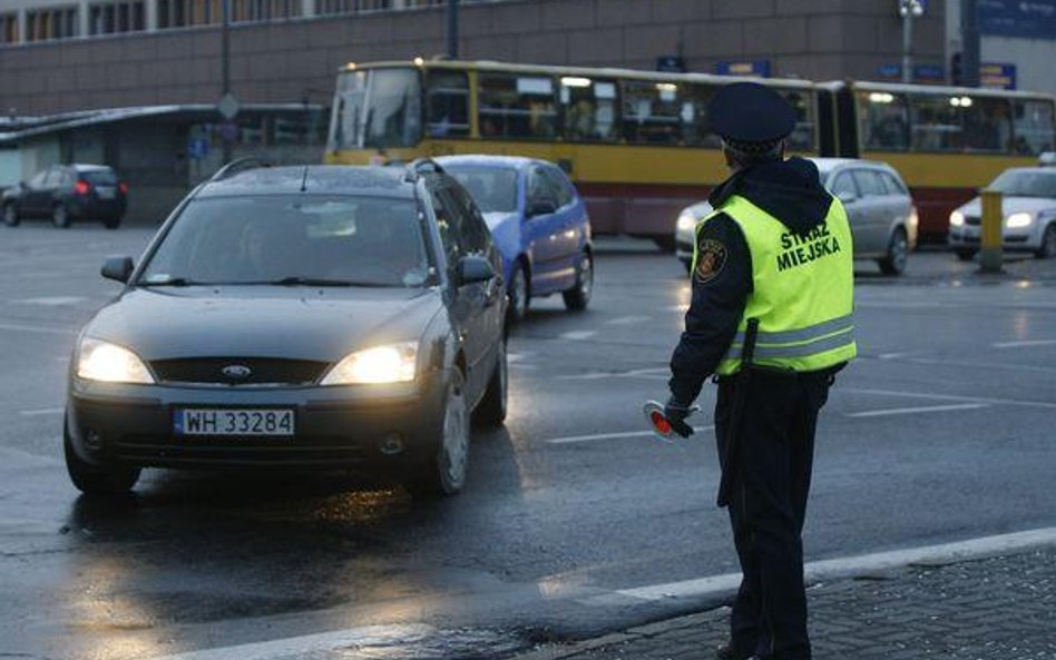 Strażnik miejski może mniej niż drogówka