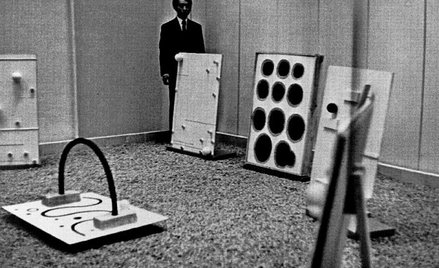 Koji Kamoji na wystawie w Galerii Foksal, Warszawa, 1967